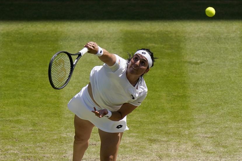 Ons Jabeur sirviendo en su partido de semifinales en Wimbledon ante la alemana Tatjana Maria.