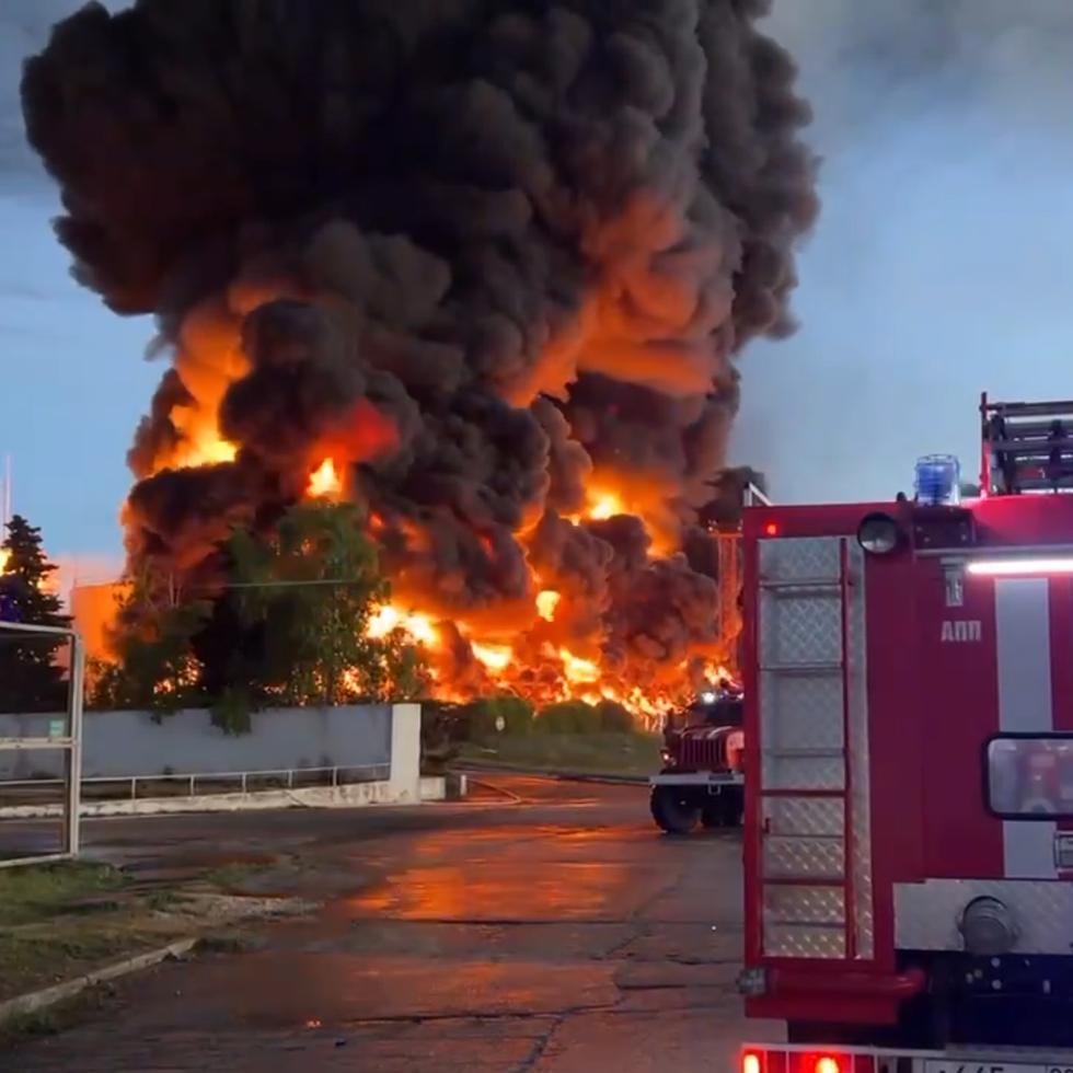 La imagen provista por el gobierno de Sevastopol muestra un contenedor de petróleo en llamas tras un supuesto ataque ucraniano con drones.