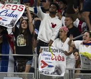 Personas en las gradas llevaron carteles pidiendo libertad para Cuba durante el partido de semifinales del Clásico Mundial de Béisbol.
