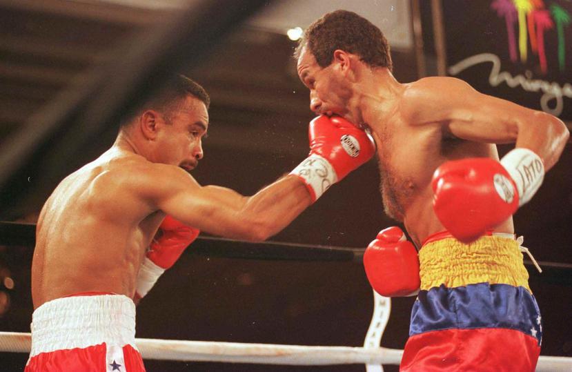 Vázquez golpea el rostro de Eloy Rojas en la pelea de 1996 en Las Vegas. (GFR Media)