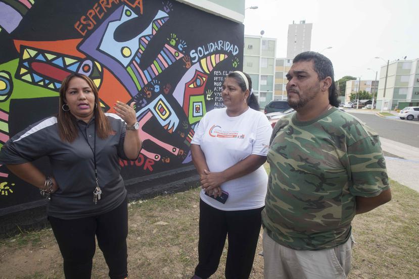 Zuleyka Castro, Carmen Aponte y Héctor Vargas son parte del grupo de líderes comunitarios que se ha apoderado del residencial El Prado, para beneficio de toda la comunidad.