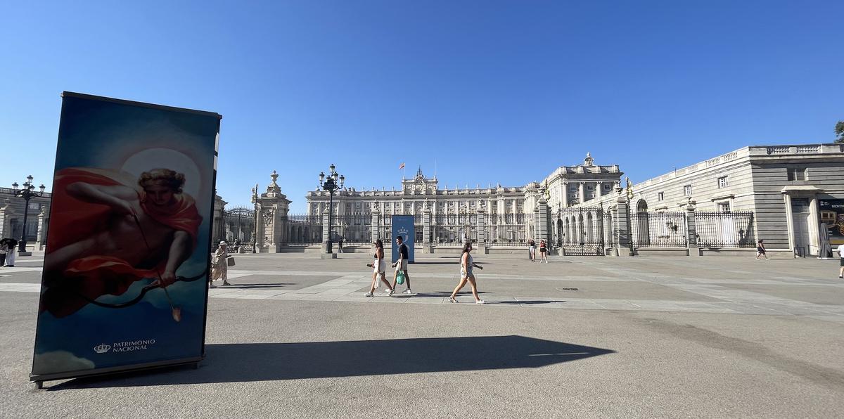 El encanto de Madrid radica en su abundancia de lugares para visitar. Palacio Real de Madrid: Un clásico, especialmente si ama lo relacionado con la realeza española. Es la residencia oficial de la Familia Real Española, pero los reyes no viven allí y solo la usan para actos oficiales. 