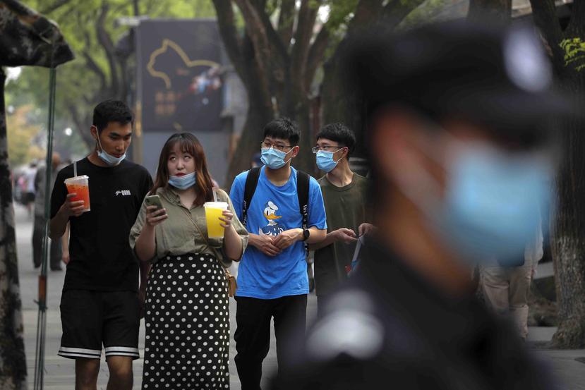 Personas utilizan una mascarilla para evitar una nueva ola de contagios por coronavirus en China. (AP)