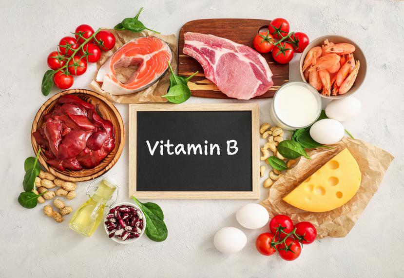 La vitamina B se puede encontrar en proteínas animales, lácteos, cereales y en algunos vegetales de hojas verdes.