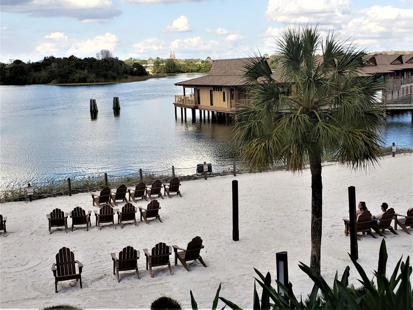 Vista panorámica del Polynesian Village Club Level Lounge desde la playa.
