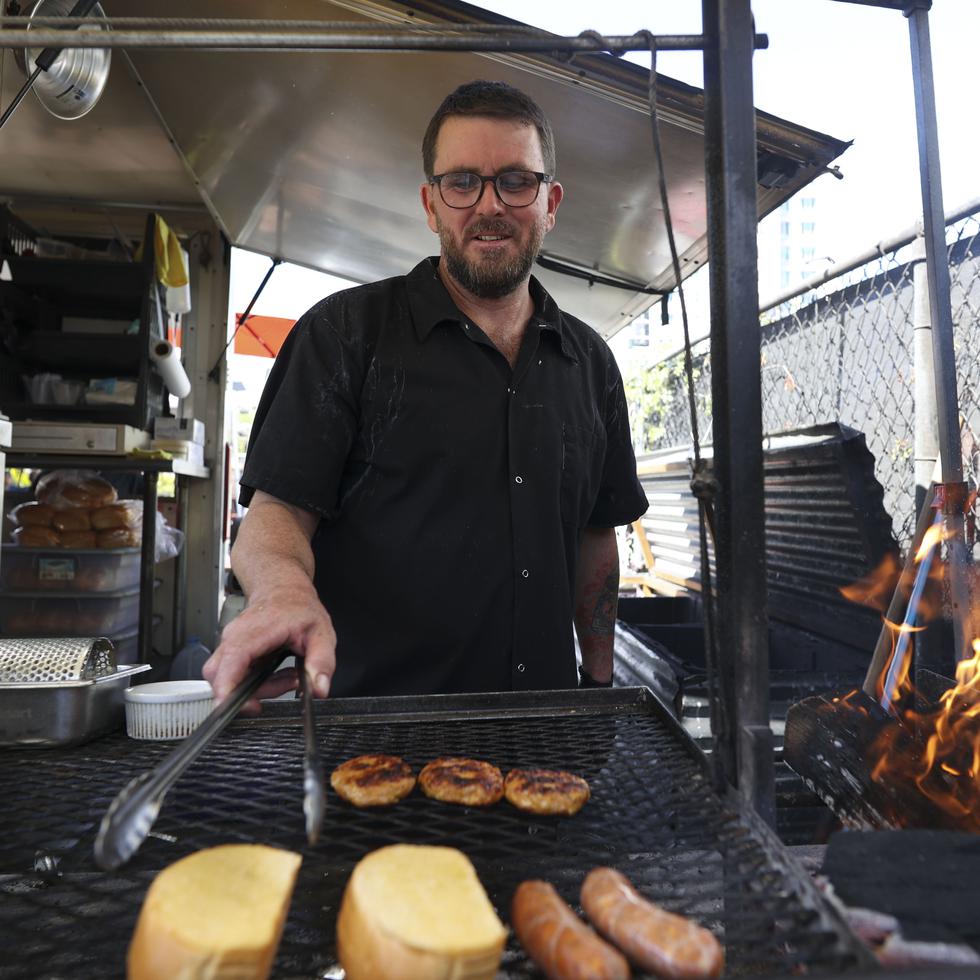 El chef Rubén Guzmán abrió hace cuatro años el negocio Leña Eh Food Truck, localizado en el Miramar Food Truck Park, en San Juan.
