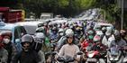 Automovilistas y motociclistas permanecen varados durante la hora pico del tránsito matutino en Yakarta, Indonesia.