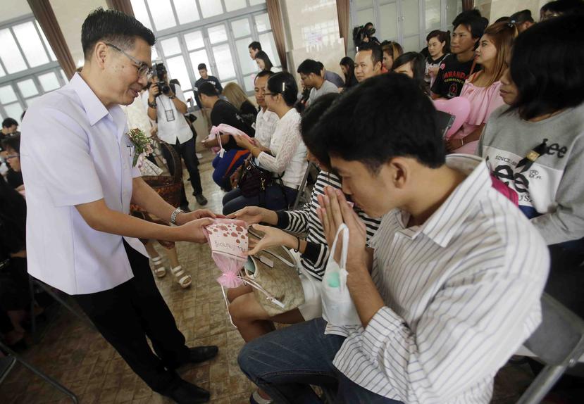 En Tailandia, las parejas se casan menos y más tarde que antes, lo que resulta en menos nacimientos. (The Associated Press)