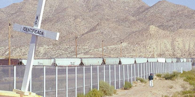Una persona camina al lado de una sección del muro en la frontera entre México y Estados Unidos. (EFE / Guadalupe Perez)