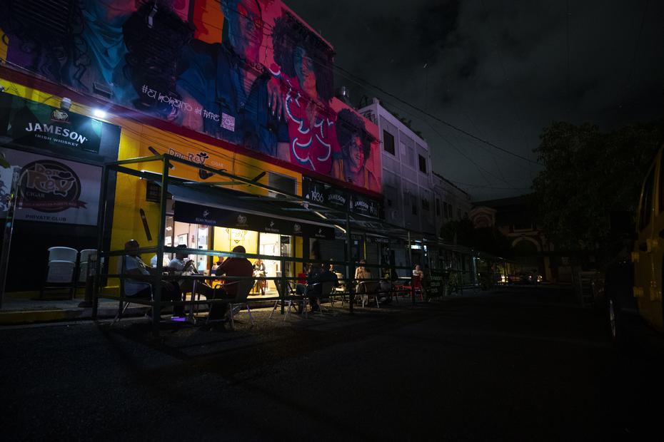 Un negocio en la Platica de Santurce la noche del 6 de abril de 2022 durante un apagón masivo.  FOTO POR: tonito.zayas@gfrmedia.com Ramon "Tonito" Zayas / GFR Media