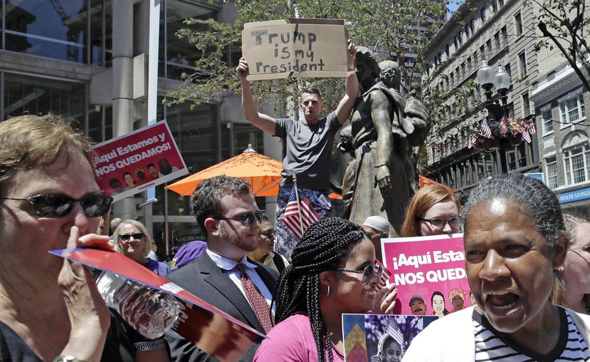 La marcha de "Here to Stay" en el Monumento a la Hambruna de Irlanda, en Boston, donde se reunieron activistas de inmigración y grupos laborales para protestar contra la campaña del presidente contra la inmigración irregular. (AP)