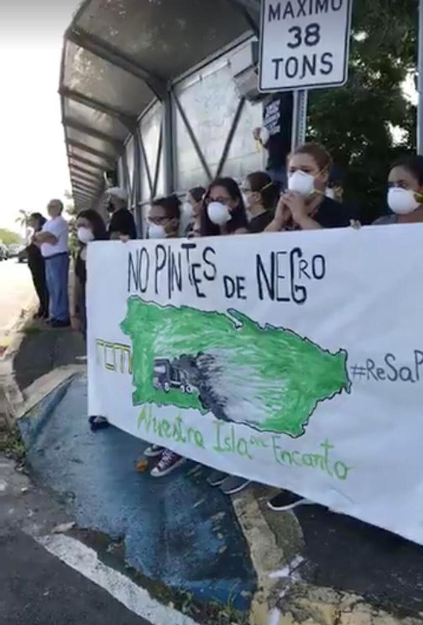 Los  manifestantes llevaban pancartas con mensajes que buscaban "visibilizar" los efectos a la salud que atribuyen al depósito de las cenizas de carbón. (Captura / Facebook)