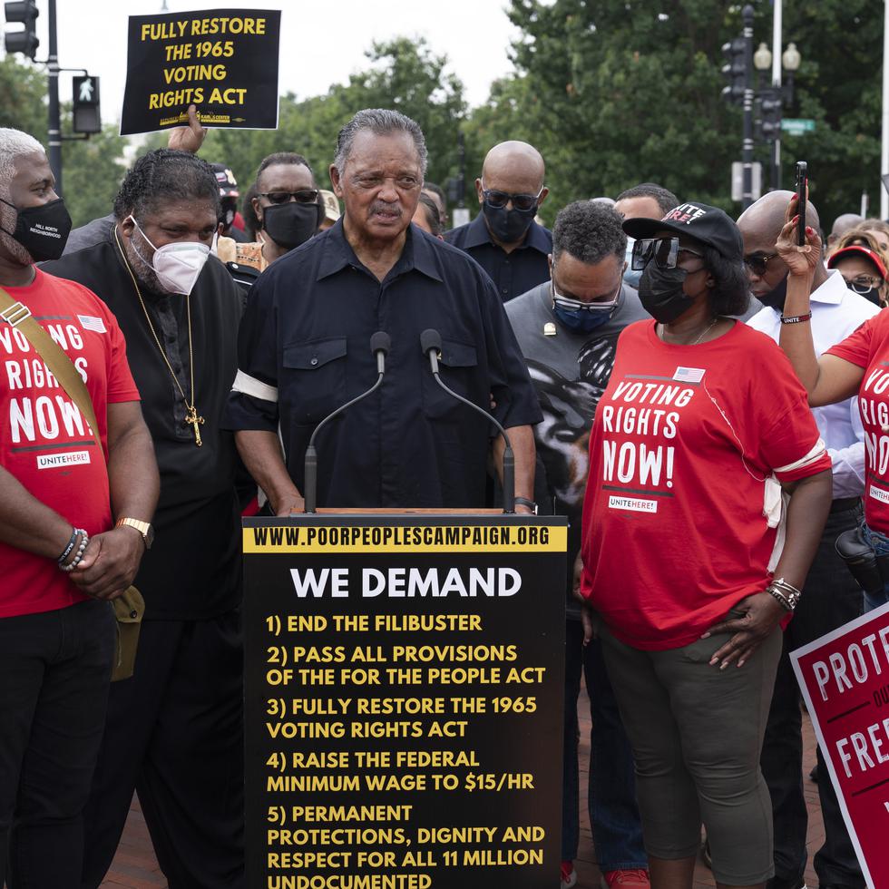 El reverendo Jesse Jackson, al centro, hace uso de la palabra durante una manifestación a favor del derecho al voto frente al Capitolio, en Washington, el lunes 2 de agosto de 2021.