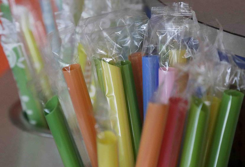?Los sorbetos de plástico, sin embargo, seguirán disponibles para los clientes con diversidad funcional. (AP)