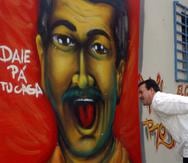 El cantante Tito Rojas en una de sus típicas poses, frente a un mural en la Plaza de los Salseros en Villa Palmera. El cantante será velado mañana en Humacao.