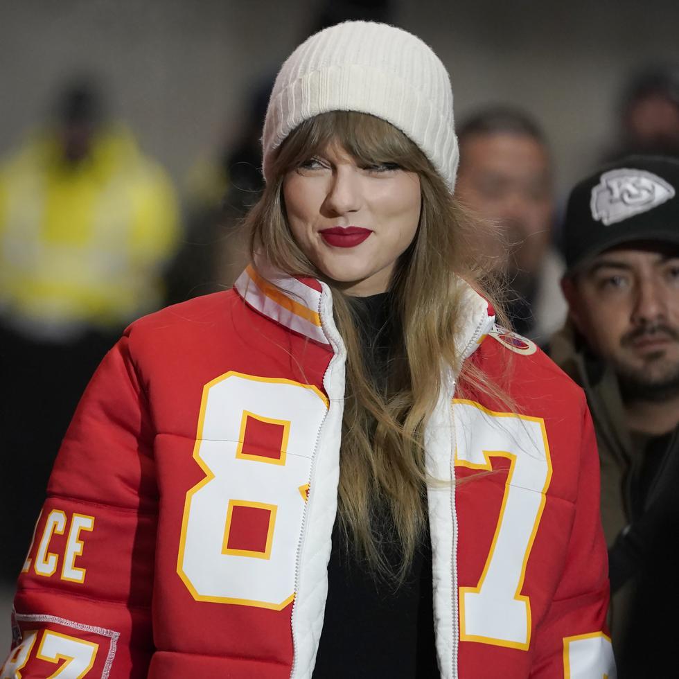 Taylor Swift, con una chaqueta de los Kansas City Chiefs, es la novia de uno de sus jugadores, Travis Kelce. (AP Photo/Ed Zurga)