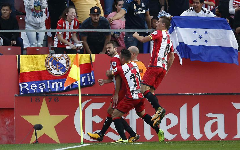 Cristhian Stuani (izq.) celebra junto con sus compañeros de equipo luego de marcar uno de los dos goles en la victoria de Girona sobre el Real Madrid. (EFE / Manu Fernández)