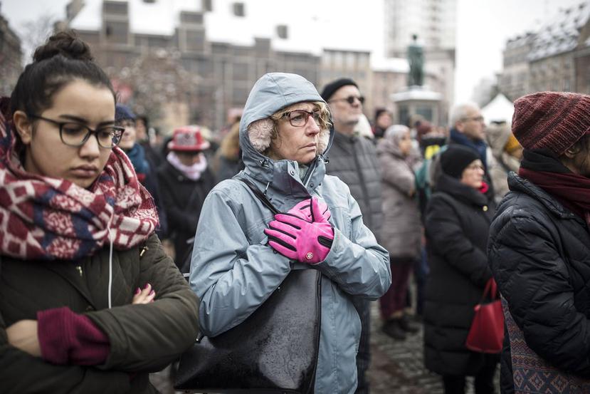 Personas reaccionan durante una reunión en la plaza central de la ciudad francesa de Estrasburgo para recordar a las víctimas del atentado. (AP)