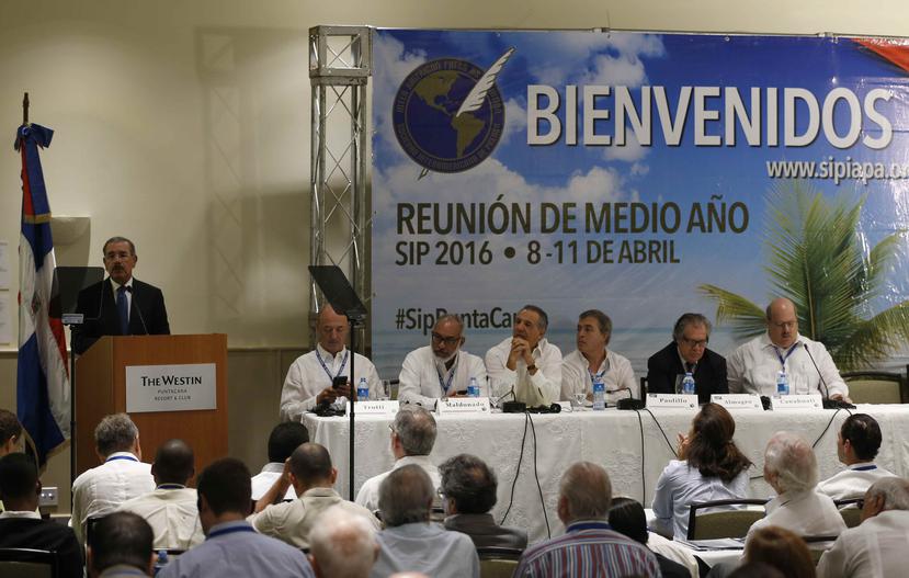 El presidente dominicano, Danilo Medina (i), habla en inauguración oficial de la asamblea de medio año de la Sociedad Interamericana de Prensa (SIP). (EFE)