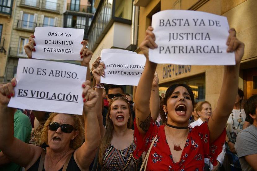 Varias personas protestan después de que un tribunal otorgó fianza a cinco hombres acusados de violación grupal, en Pamplona, España, el 21 de junio de 2018. (AP Foto/Alvaro Barrientos)