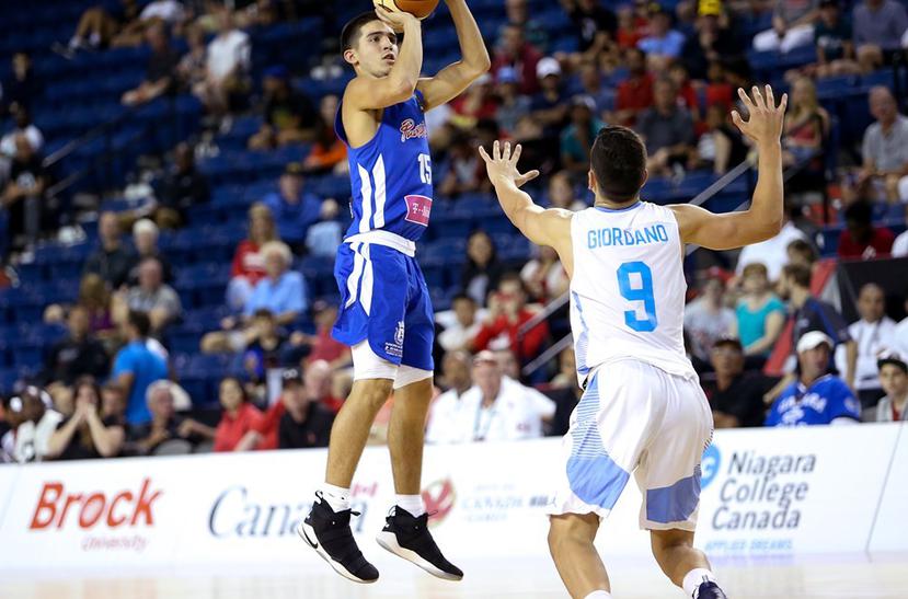 El boricua José Placer tira por encima de Marco Giordano, de Argentina. (FIBA)
