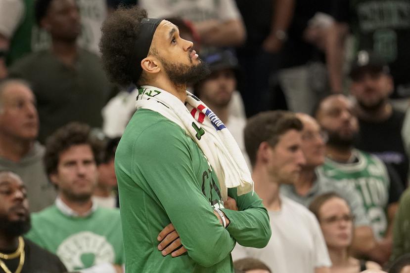 Derrick White, de los Celtics de Boston, observa apenado el marcador durante el sexto juego de la final contra los Warriors.