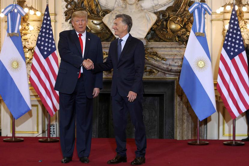 El presidente de Estados Unidos, Donald Trump (i), saluda al presidente de Argentina, Mauricio Macri (d). (EFE)