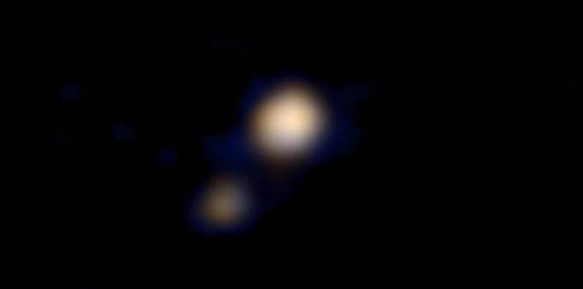 Plutón y la más grande de sus lunas, Charon o Caronte, fueron captados recientemente por la nave Nuevos Horizontes. (NASA)