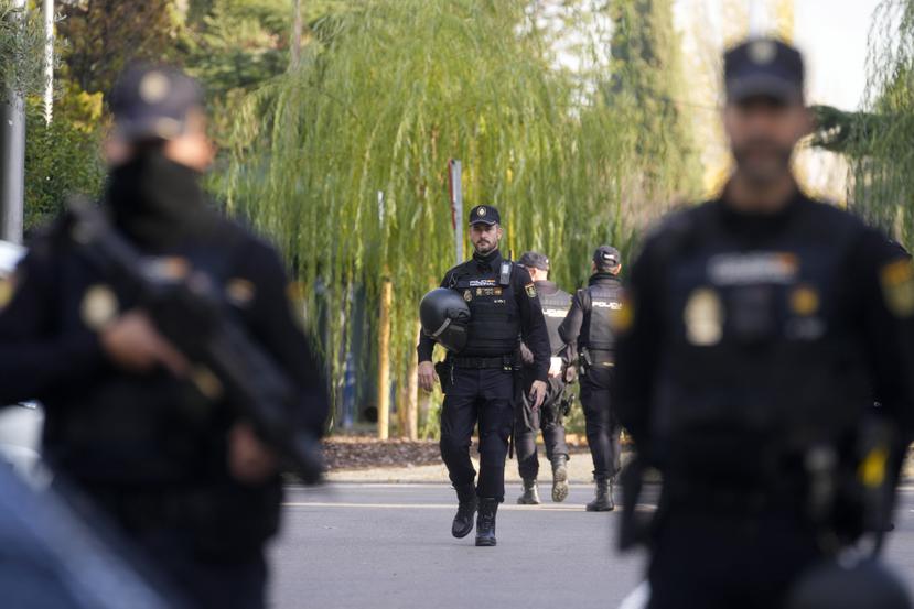 La policía acordonó una extensa zona en torno a la embajada de Estados Unidos en el centro de la capital de España..