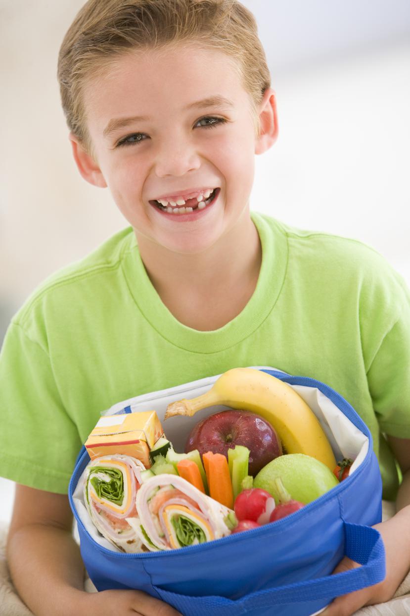 Se le sugiere a los padres tomarse el tiempo de planear alimentos y optar por preparados en casa. (Shutterstock)