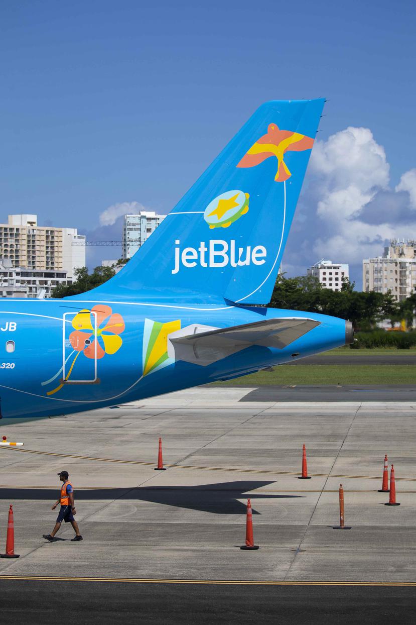 El avión, en azul brillante, contiene las  imágenes de un coquí, una amapola, chiringas, panderetas y cotorras.