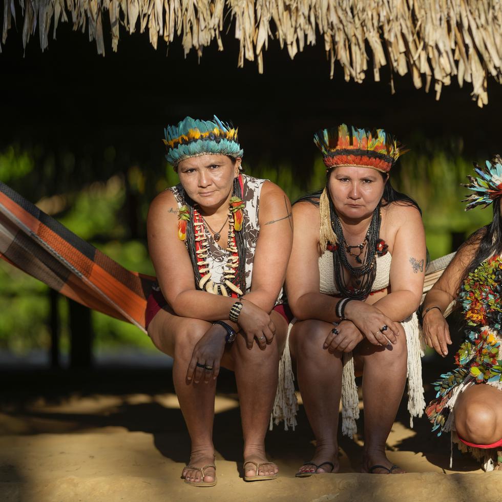 De izquierda a derecha, las hermanas de la tribu brasileña juma Mandeí, Maytá y Boreá posan para una fotografía en su comunidad.