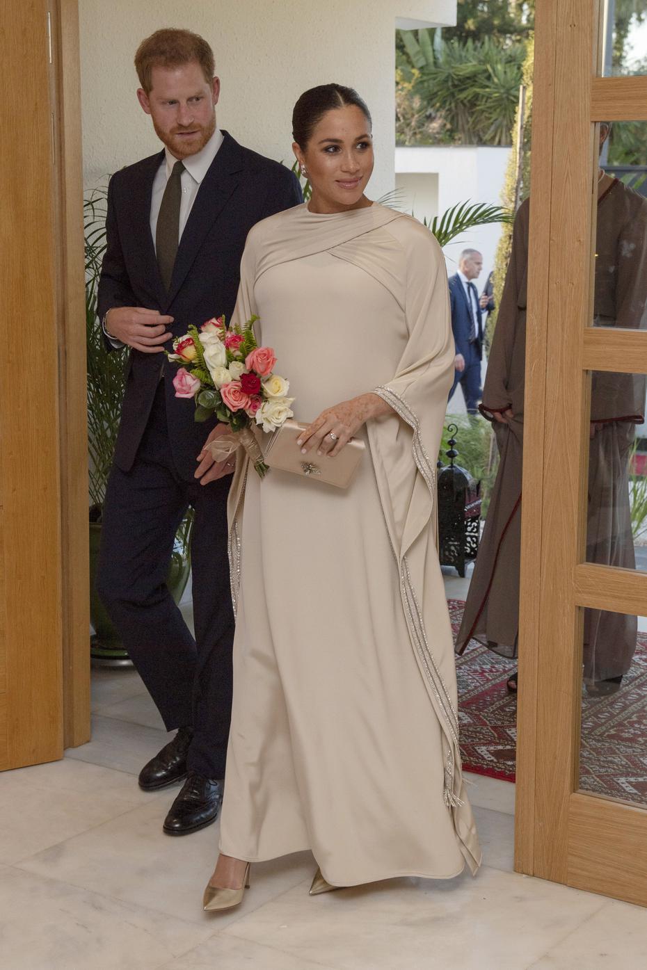 En febrero, durante la visita a Marruecos, la duquesa seleccionó un vestido largo, tipo caftán, de la casa de moda Dior, para asistir a la recepción del embajador británico en la ciudad de Rabat. (Archivo)