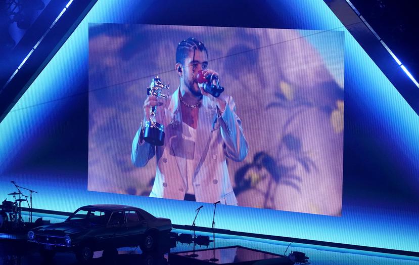 Bad Bunny acepta a distancia el premio a artista del año en los MTV Video Music Awards.