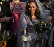 Stella Moris corta un pastel de bodas tras contraer matrimonio con el fundador de WikiLeaks Julian Assange en una pequeña ceremonia dentro de la prisión de alta seguridad de Belmarsh, en el sureste de Londres, el miércoles 23 de marzo de 2022.