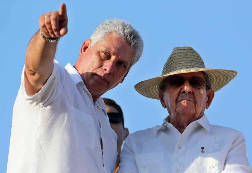 A la derecha, el presidente de Cuba, Raúl Castro, junto al primer vicepresidente, Miguel Díaz-Canel. (EFE / Alejandro Ernesto)