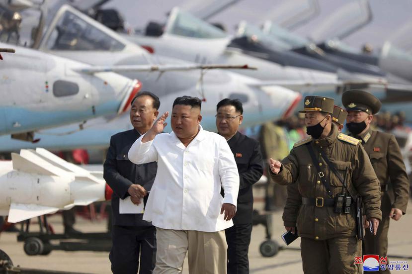 Imagen de archivo entregada por el gobierno norcoreano en la que Kim Jong Un inspecciona una flota aérea. (Korea News Service vía AP)