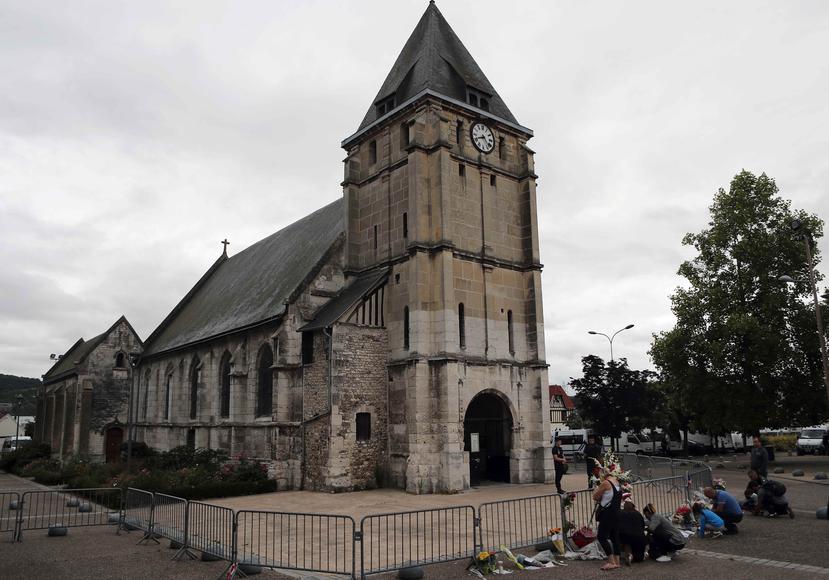 Ayer dos individuos armados con cuchillos irrumpieron en la iglesia de Saint Etienne du Rouvray. (AP)