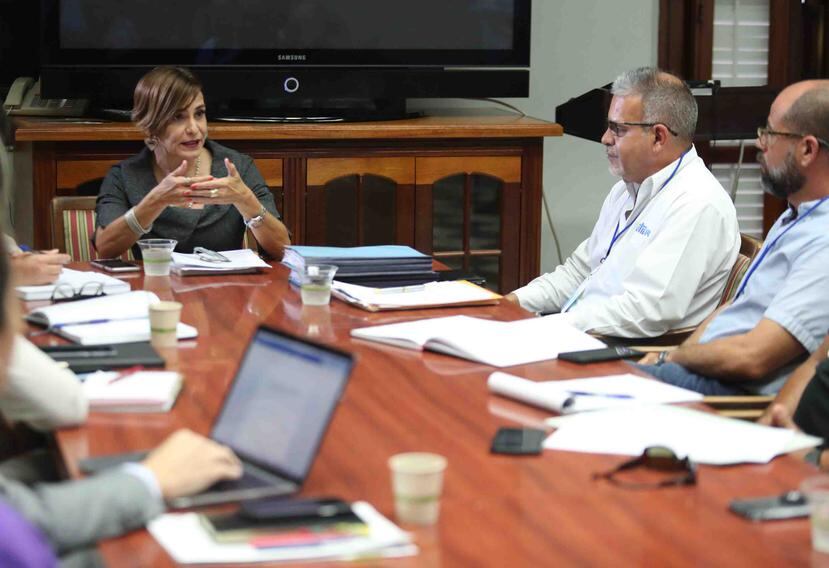 Reunión del presidente de la Utier Ángel Figueroa Jaramillo y un grupo de celadores de la AEE con la secretaria de la Gobernación Zoé Laboy.