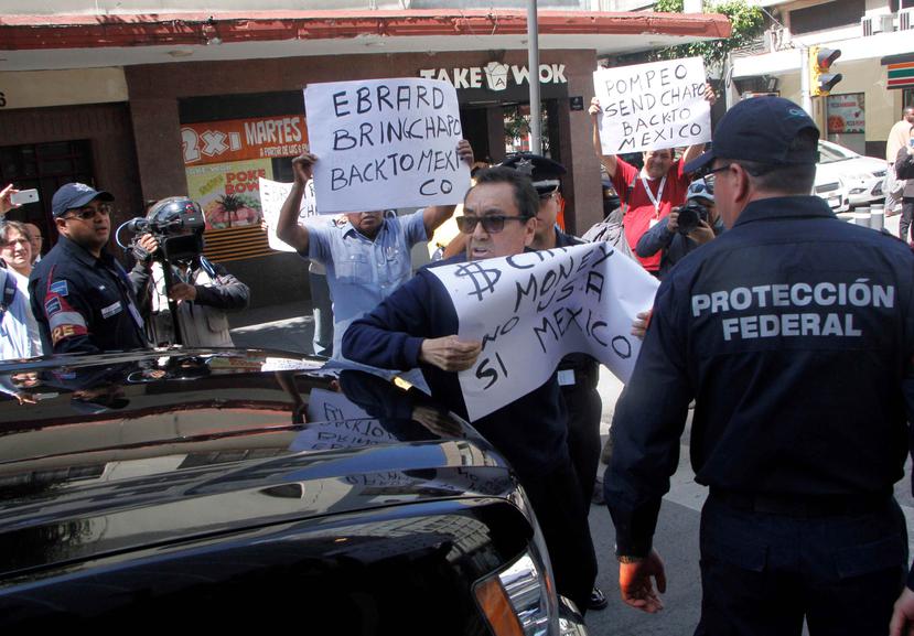José Luis González Meza, uno de los abogados de "El Chapo" bloquea el paso al vehículo en el que viaja el secretario de Estado de Estados Unidos, Mike Pompeo. (EFE)