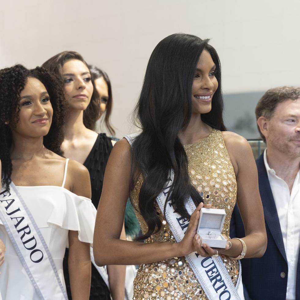 Ashley Ann Cariño junto a otras candidatas del certamen de belleza, durante la presentación de la nueva corona.
