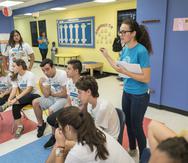 Grupo de líderes del programa Youth Leadership recibiendo instrucciones de una de las líderes del Boys & Girls Club de Las Margaritas en San Juan.