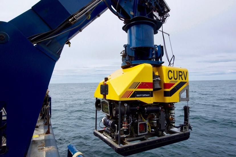 El Atlantis, un buque de búsqueda de la Marina de EE.UU., despliega el vehículo submarino Undersea Recovery Vehicle (CURV-21) cerca de la costa de Comodoro Rivadavia, Argentina (EFE).