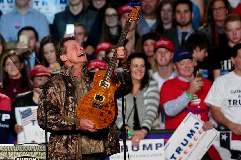 Esta foto de archivo del 7 de noviembre del 2016 muestra al rockero Ted Nugent mientras canta antes de que el candidato presidencial republicano Donald Trump salga al escenario en un mitín, en Grand Rapids, Michigan. (AP)