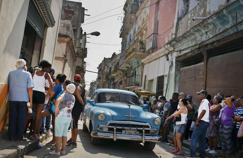 Con la llegada de la velocidad 4G/LTE los cubanos tendrán la oportunidad de hacer llamadas y enviar mensajes en grupo. (AP)