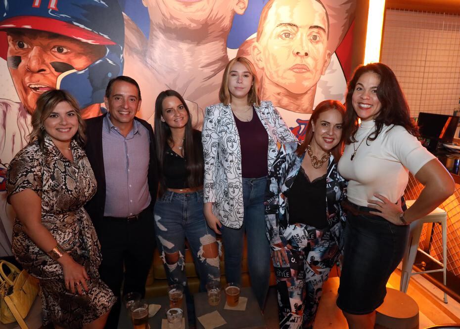 Nicole Rivera, Carlos Moreno, Jennifer Quiñonez, Yamilka Rivera, Cindy Berríos y Patricia Molina
