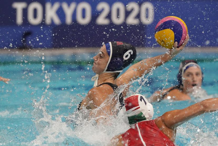 Maggie Steffens dispara en el encuentro ante Hungría en la ronda preliminar del torneo olímpico de polo acuático.