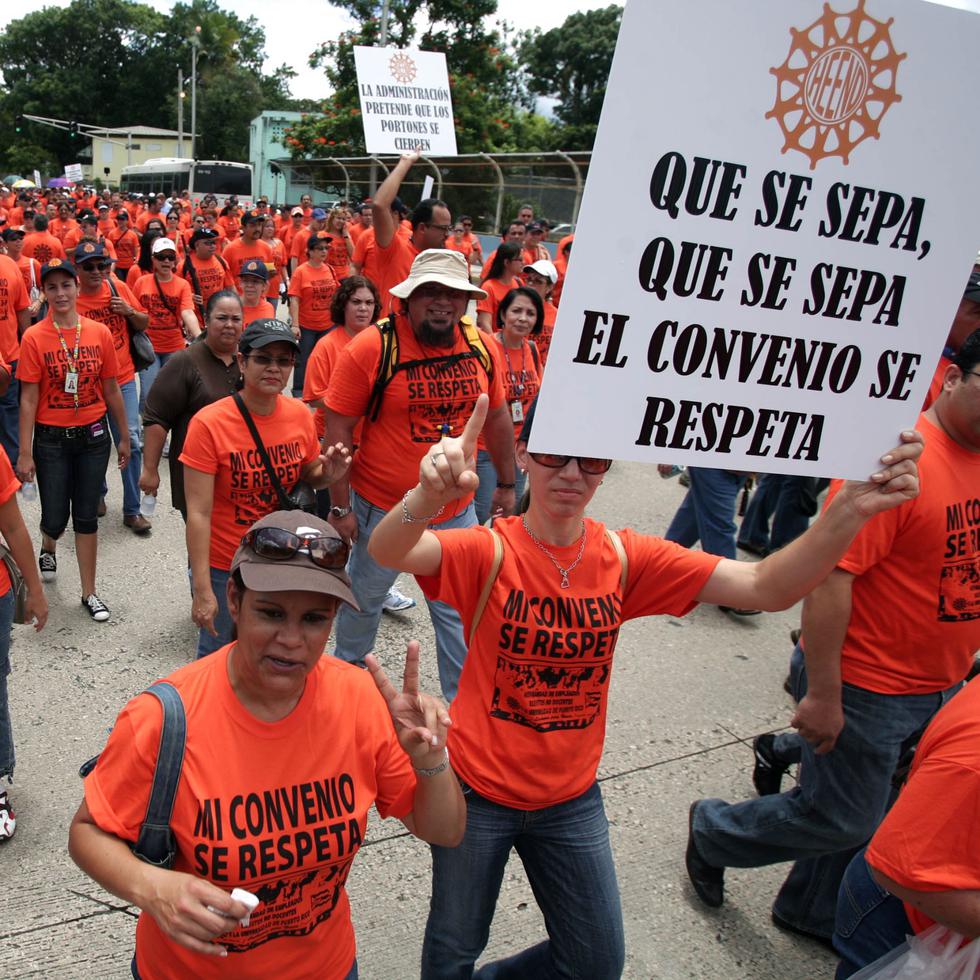Un contingente de miembros de la Hermandad de Empleados Exentos No Docentes mantiene bloqueado el paso de las oficinas administrativas de la UPR en Río Piedras y Cayey.