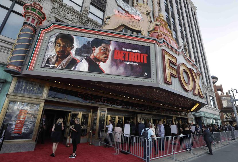 Fanáticos llegan al Fox Theatre para la premier "Detroit". (AP)