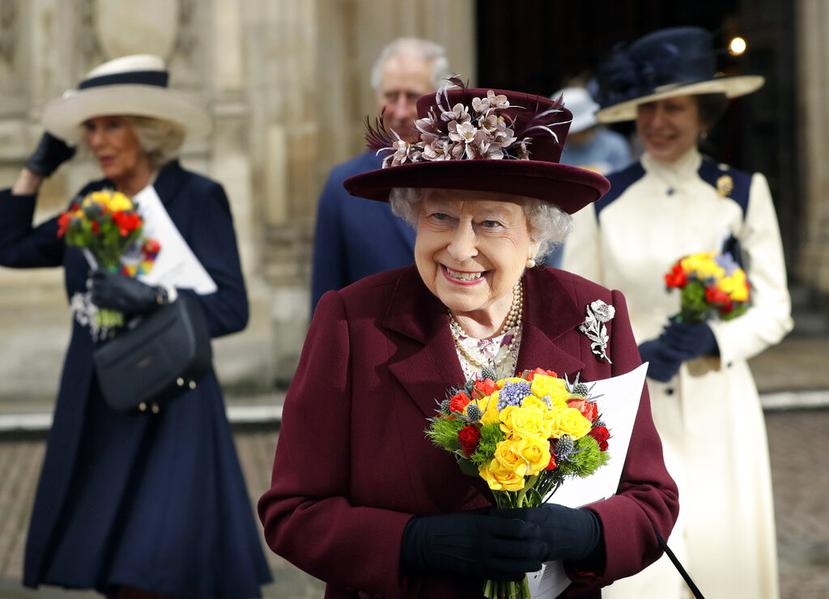 Con la muerte del príncipe Philip, su confidente y asesor, Elizabeth II continúa sola los últimos años de su reinado. (AP)